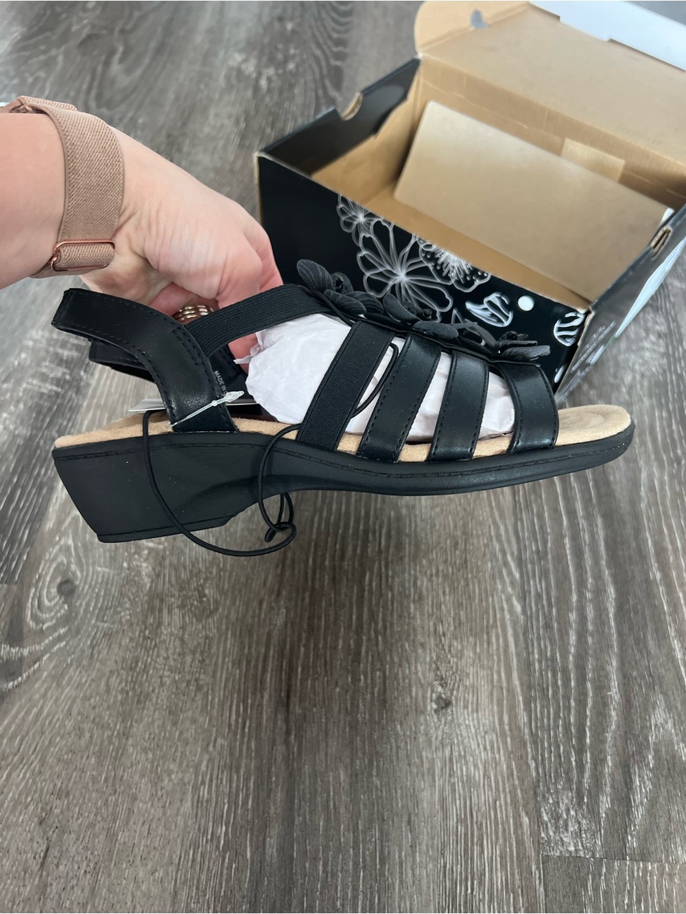 BRAND NEW East 5th Women's Black Strappy Wedge Sandals with Flowers 7.5 - Picture 8 of 8